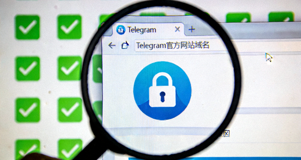 一个放大镜正在检查电脑屏幕上显示的Telegram官方网站域名和安全锁图标，背景有绿色的对勾符号
