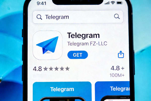 在苹果App Store应用商店中搜索Telegram应用的截图，展示了搜索结果中官方的蓝色纸飞机图标应用